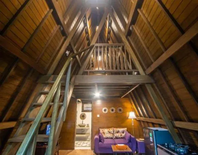 Villa Rumah Kayu Tatiya *
